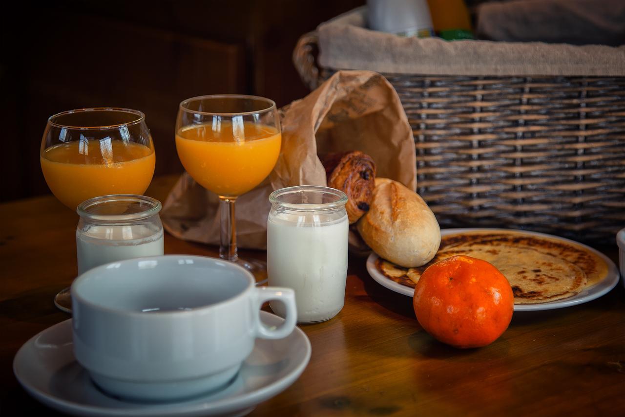 Hotel & Spa Chai De La Paleine Le Puy-Notre-Dame Bagian luar foto